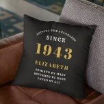 80:e födelsedagen 1943 hade fött ditt namn svart kudde<br><div class="desc">Fira en milstolpe i stil med en anpassningsbar 80:e födelsedagspresent som de kommer att få för evigt! Det här lyxiga dekorativ kudde är personlig med namn och år av din speciella person, skapar det här en gåva av ett slag. Ge liv åt ett rum med det här klassiska biet och...</div>