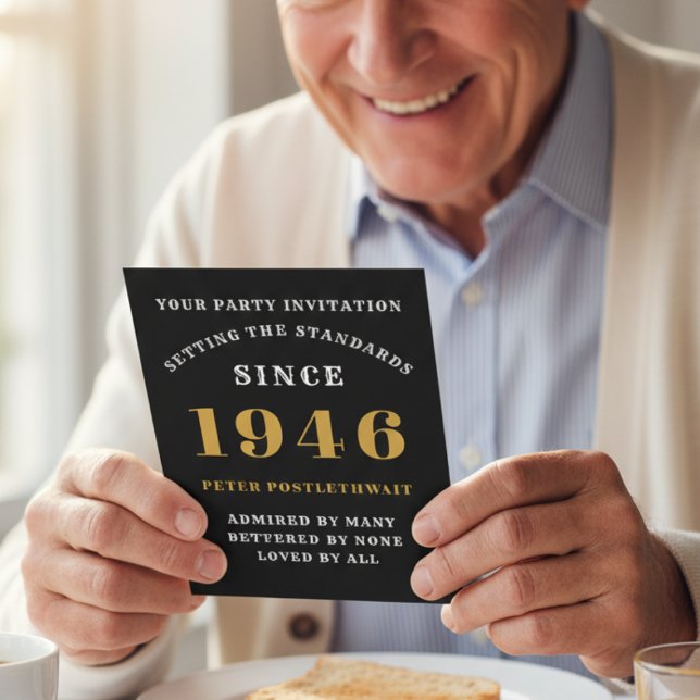 80:e födelsedagen 1946, svart Personlig Guld för h Inbjudningar (1946 birthday invitation held by an older man.)