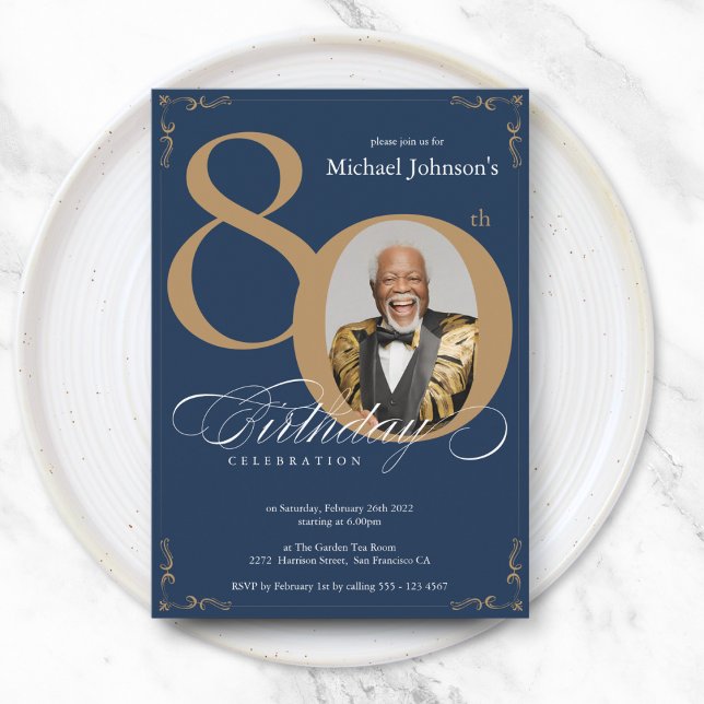 80:e Födelsedagsfesten elegant Photo Navy Blue Gul Inbjudningar (Elegant Photo Navy Blue Gold 80th Birthday Party Invitation)