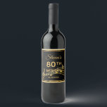 80:e födelsedagsfesten elegant svart och guld musi vinflaska etikett<br><div class="desc">Ett vin eller ett mousserande vin flaska-märke för en elegant svart och guld var det 80:e födelsedagsfesten. Mallar för namn, ålder och datum för party. Golden färgad brev. Den svarta bakgrunden färg och faux guld ram och guldmusik noter. Du kan ändra bakgrunden till färg så att den matchar ditt tema....</div>
