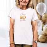 80:e födelsedagsjägare till 80 års Blommigt Guld n T Shirt<br><div class="desc">80:e födelsedag t-shirt med redigerbar ordalydelse och guld nummer 80 dekorerat med söt blommor. Utformning av kvinnor och eleganter med vattenfärgsarrangemang för blommigt i skuggor av rosans orange och lila av gult. Perfekt för 80-årsjubileum,  vår eller sommarfödelsedagslunch,  trädgårdstek party etc.</div>