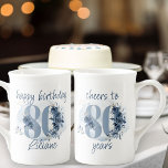80:e födelsedagstjuren till 80 års Blommigt nummer Benporslin Mugg<br><div class="desc">80-årsdagen mugg,  med fullt redigerbara formuleringar för att anpassa sig efter dina önskemål,  t.ex. "grattis på födelsedagen [namn]" och/eller "juvar till 80 år". Konstruktionens nummer 80,  dekorerat med ro-knoppar,  blomblommor och löv i kustblått och sand. Diskret feminin- och elegant-design med vattenfärgsarrangemang,  färgstänk och penseldrag. Söt och användbar 80-årsdagspresent.</div>