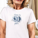 80:e födelsedagstjuren till 80 års Blommigt nummer T Shirt<br><div class="desc">80-årsdagars t-shirt, som läser jubilar till 80 år, eller så är du välkommen att redigera formuleringen för att anpassa den som du vill. Konstruktionens nummer 80, dekorerat med ro-knoppar, blomblommor och löv i kustblått och sand. Diskret feminin- och elegant-design med vattenfärgsarrangemang, färgstänk och penseldrag. Perfekt för 80-årsfirande med kustvibe, strandhus...</div>