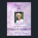 80:e överraskningen Födelsedagsfest inbjudan<br><div class="desc">Våra 80:e Födelsedagsfestens fotoinbjudningar var en överraskningsfull födelsedagsfest för mitt mor när hon blev 80 år gammal. Den åttonde födelsedag som inbjuds har en vacker, lätt pastellbakgrund med en vit silhuett av dandelionblommor. Den kalligrafi som utfördes på en djup lila glitter och har en handskrift som tittar på den. Det...</div>
