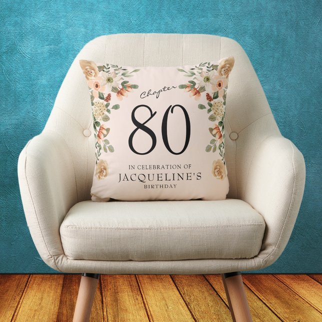 80:e Vintagens Blommigt Kudde (80th Birthday Vintage Floral Throw Pillow
Throwback to a time of elegance and charm.)