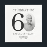 80 Fabulous Years 80th Birthday Pappersservett<br><div class="desc">Markera sextio fantastiska år med dessa anpassningsbar, 60-årsservetter. Den hederlige gästen är skickligt inramad i "0" av nummer 60 och skapar en roligt som blandar minimalistiskt svart och vitt med en modern chic. Anpassa med uppgifter om bild, namn och party för att skapa en unik décor från bord som säkert...</div>