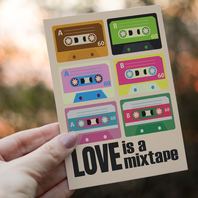 80 Kärlek är en Mixtape Cassette 80 Helg Vykort (Brighten up someone's day with this fun multi colored cassette tapes postcard in a vintage style.)