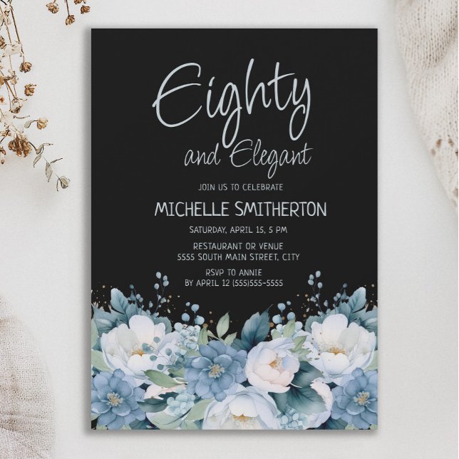80 och Elegant Dusty Blue White Blommigt Black Inbjudningar (Eighty and Elegant 80th birthday party invitation with dusty blue and white flowers on black)