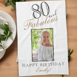 80 och Fabulous Elegant 80:e födelsedagsfoto Kökshandduk<br><div class="desc">80 och Fabulous Elegant 80:e födelsedagen Fotokökshandduk. Elegant skript i svart och gyllene färg. Lägg till ditt namn och din bild.</div>