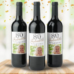 80 och Fabulous Elegant Script Photo 80 Birthday Vinflaska Etikett<br><div class="desc">80 och Fabulous Elegant Script Photo 80 Birthday Vin-etikett. Ordet 80 och fantastiska står i modern stil på vit bakgrund. Gör dina egna 80 födelsedagsfesters vin-märken till henne. Anpassa med namn och sidnummer och infoga fotot i mallen.</div>