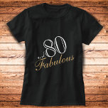 80 och Fabulous Elegant White Script Birthday T Shirt<br><div class="desc">80 och Fabulous Elegant White Script Birthday T-shirt. Elegantens utformning med trendigets skript i vitt färg. T-shirt är en underbar gåva till en kvinna som firar sin 80-årsdag.</div>