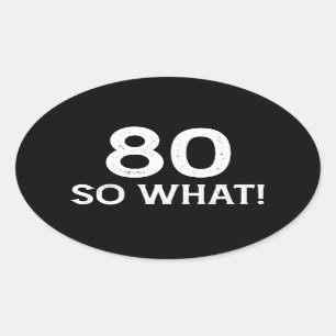 80 Så vad - Lustigt 80:e födelsedag Ovalt Klistermärke