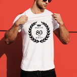 80 Så vilken fin Laurel-utandning Krona 80:e födel T Shirt<br><div class="desc">Så vilken fin Laurel-utandning Krona 80:e födelsedagen T-Shirt. Ett lustigt citat jag är 80 så vad i modern fet typsnitt och svart färg. Utformningen har en lagerkrans runt ord och ett krona ovanför det vanliga namnet. Lägg till ditt namn. Perfekt gåva till en man med en känsla av humor.</div>