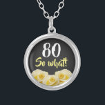 80, så vilken Funny Gul ros Blommigt 80:e födelsed Silverpläterat Halsband<br><div class="desc">Det är det där Lusj Gul ros blomstrar Blommigt 80:e födelsedagen Necklace. Snygg gul ros. Lustigt och inspirerande citat 80 så vad - underbar för en person med en känsla av humor. Texten är i vitt och gult färg. Lägg till din ålder.</div>