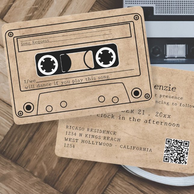 80-talets Stil Retro Music Tape Bröllop Inbjudningar (80s Style Retro Music Tape Wedding Invitation by Ricaso. Modern quirky invites for the fun couple)