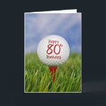 80th Födelsedaggolfboll Kort<br><div class="desc">Slut upp av en vitgolfboll på en röd utslagsplats i gräs med himmelbakgrund för den 80th födelsedagen.</div>