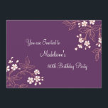 80th födelsedagsfest inbjudan för<br><div class="desc">80th födelsedagsfest inbjudan för anpassningsbar i eleganta mörka lilor,  persikarosor och för stilblommar för vit japanskt mönster för blommor för vintage. Tillfoga ditt namn,  och partyet specificerar för en unik och stilfull födelsedagsfest inbjudan.</div>