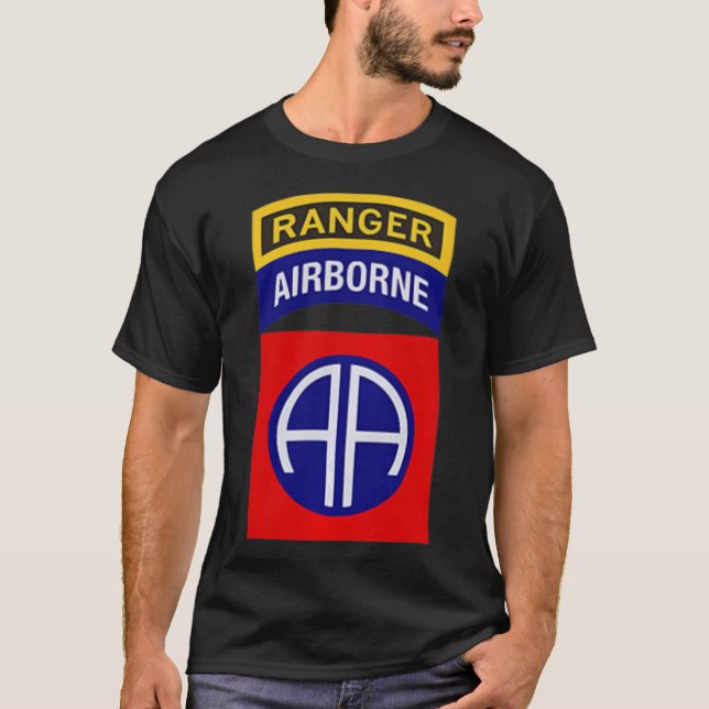 82:a luftburen divisionspatch med Skogsvaktare-fli T Shirt (Framsida)