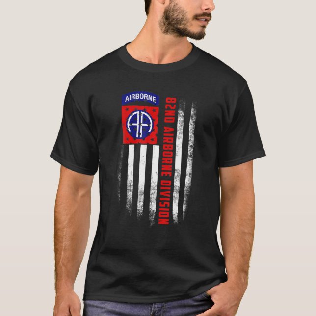 82Nd Airborne Division Veteran USA Flag Veterans D T Shirt (Framsida)