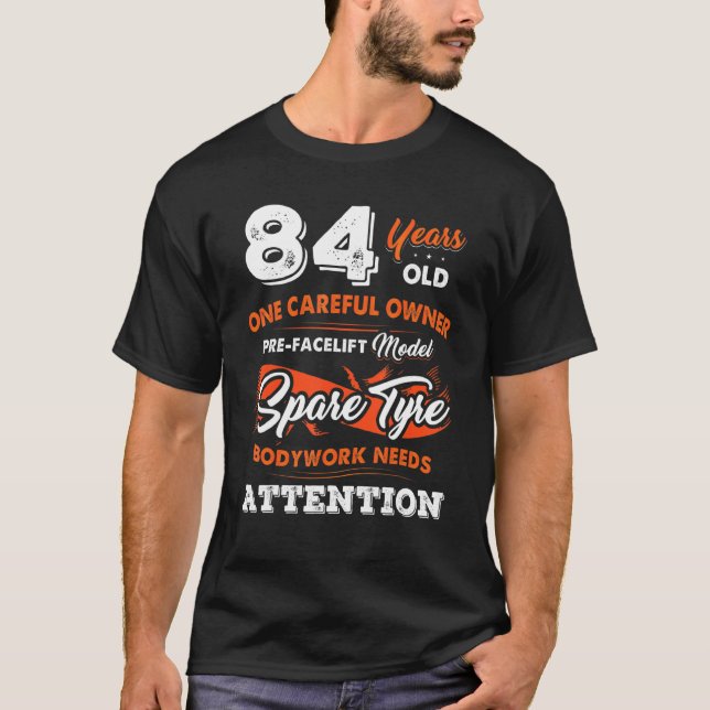 84 års gammal, omsorgsfull ägare 84:e födelsedagen t shirt (Framsida)