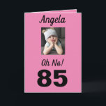 85:e födelsedag Åh nej! Funny Girly Kort<br><div class="desc">Ha roligt på en milstolpe för 85 års ålder med ett "Åh nej!"-kort. Hon kommer att le på rosa,  vitt och svart färg tillsammans med det uppmuntrande budskapet till "Firande!". En söt och minnesvärd design fångar den häpnadsväckande känslan hos den roliga grumpy tjejen.</div>