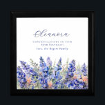 85:e födelsedagen 7:e födelsemånaden blomma minnesask<br><div class="desc">Elegant: Blå larkspurblommor med sommarfärg skapar en vacker blommigt gräns vid grund i den här presentlådan från juli Birth Flower. Larkspur eller delphinium-blommor är Julblomman. Ett trendig typsnitt kombinerar ge och är en modern estetisk. Hela texten kan redigeras.</div>