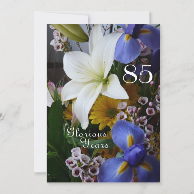 85:e födelsedagens firande!-White Lily Bouquet Inbjudningar (Framsida)