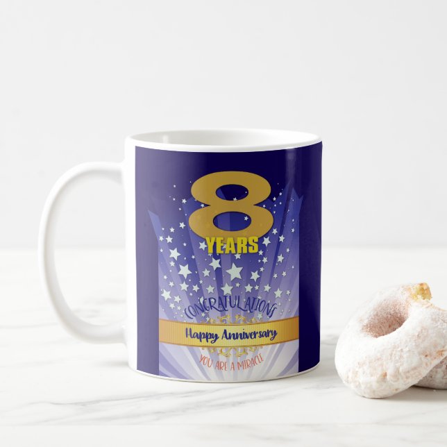 8-årsjubileum för anpassad återhämtning, fet numer kaffemugg (Med munk)