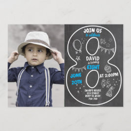 8:e födelsedagsjokalkbrädet med fotonummerblått inbjudningar