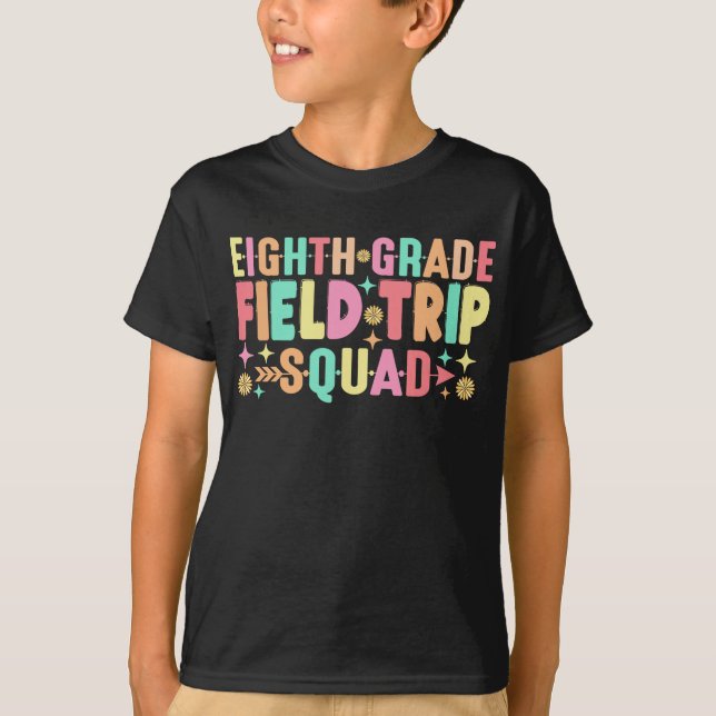 8:e Klass Fält Resa Squad Funny Back to school T Shirt (Framsida)