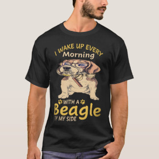 8 Jag vaknar varje morgon med en beagle vid min si T Shirt