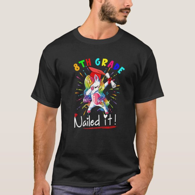8th Grade Nailed It  Dabbing Unicorn Graduation T Shirt (Framsida)