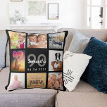 90:e anpassningsbar fotosamlingskvinna svart kudde<br><div class="desc">En unik gåva till en 90:e födelsedag för en kvinna som firar sitt liv med en kollage av åtta egna foton, bilder. Anpassa och lägg till hennes namn, 90 år och en dejt. Chicens svarta bakgrund. Grått och vitt brev och nummer. Namn är skrivet med ett modernt handskript i stil....</div>