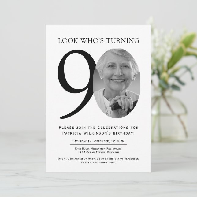 90:e Elegant, svart och vitt foto-födelsedag Inbjudningar (Stående Fram)