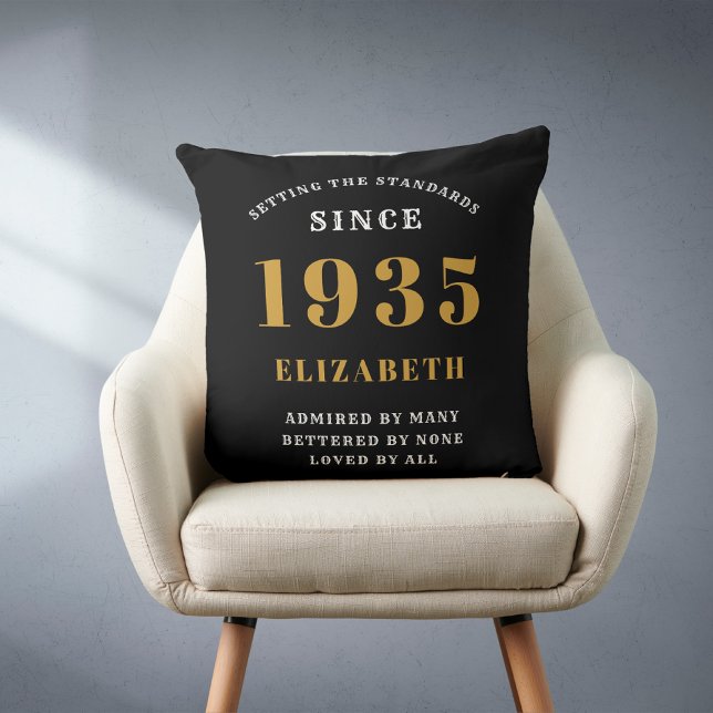90:e födelsedag 1935 Svarta Guld dam Personlig Kudde (Personalized 90 birthday throw pillow on a chair.)