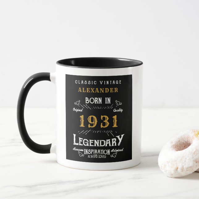 90:e födelsedag Born 1931 Retro Black Personlig Mugg (Med munk)