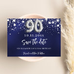 90:e födelsedag för marinblå silver-stjärnor spara datumet<br><div class="desc">En modern och elegant Spara datum för en 90:e födelsedagsdel. En marin blå bakgrund med faux silver-stjärnor. Anpassa och lägg till ett datum och namn. Den blå färg är ojämn. Texten: Spara datumet skrivs med ett stort trendig-handskript i stil.</div>