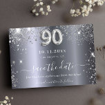 90:e födelsedag silver glitter glam spara datumet<br><div class="desc">En elegant Spara datumkortet för en 90:e födelsedagsfest. En modern faux-metallisk tittar i silver,  dekorerad med faux glitter stoft. Anpassa och lägg till datum och namn/ålder. Texten: Spara datumet skrivs med ett stort trendig-handskript i stil. Nummer 90 med ett stil-teckensnitt med ballong.</div>