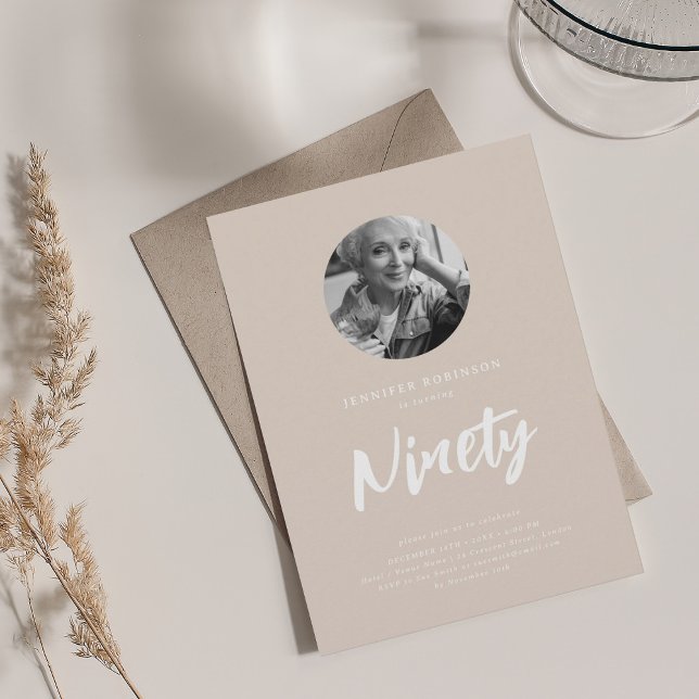 90:e födelsedagschampagne med minimalt skript inbjudningar (Minimal Script Photo 90th Birthday Champagne Invitation)