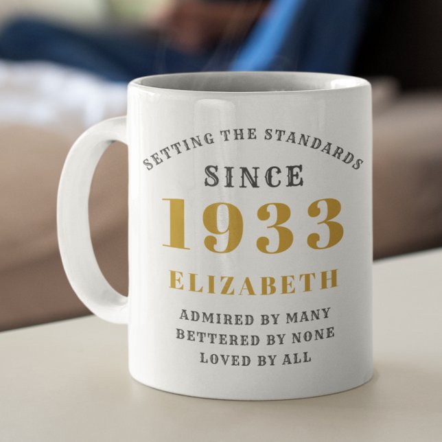 90:e födelsedagsstandarder, född 1933 Namn år Kaffemugg (Skapare uppladdad)