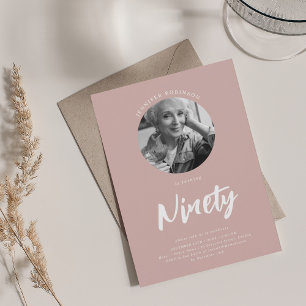 90:e Rosa för födelsedagsdamm med minimalistisk s Inbjudningar