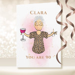 90 och Fabulous Funny Dam 90:e Birthday Tecknad Kort<br><div class="desc">Är det en fantastisk person som vrider 90 (eller någon ålder) och som inte verkar bli äldre? Låt henne veta att hon fortfarande är fantastisk med det här kortet som du kan anpassa för namn och ålder</div>