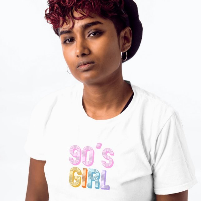 90-tal tjej enkel text modern vit t shirt (90 's girl tshirt. White modern typography tshirt for ninety s girls, women. Simple trendy fashion)