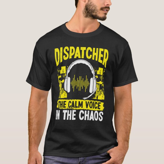 911 Fire and Police Dispatcher Lugn Voice i Chaos T Shirt (Framsida)