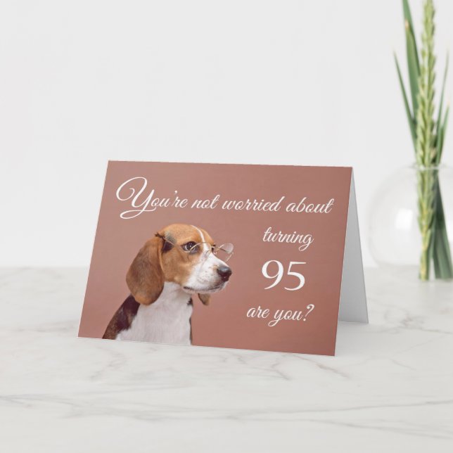 95-årsdagen i lycklig, orolig beagle kort (Framsida)