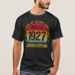 98 ÅRS Nittioåtta 1927 98th Birthday Funny T Shirt<br><div class="desc">Vintage 1927 Begränsad utgåva 98:e födelsedag 98 år: Vår födelsedag för vuxnor är söt och rolig,  designad för plocka av en idé för födelsedag 1927,  för manar och kvinnor på 98-åringen lycklig b-day party. Nittioåtta är den bästa åldern.</div>