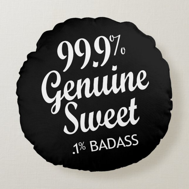 99,9 % Äkta, svett, 1 % Badass (2) Rund Kudde (Framsidan)