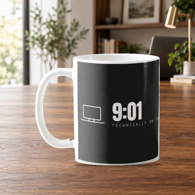 9:01 Tekniskt sett på tid Remote Work Mugg (Skapare uppladdad)