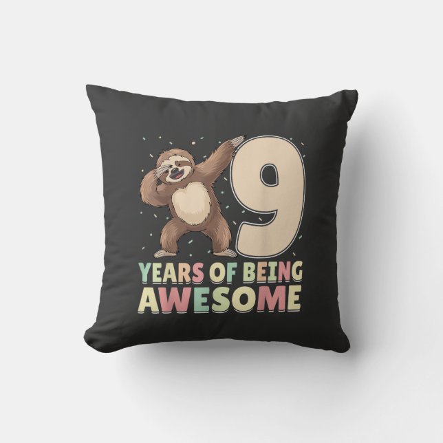 9 år av att vara fantastisk Dabbing Sloth 9-årsdag Kudde (Framsida)