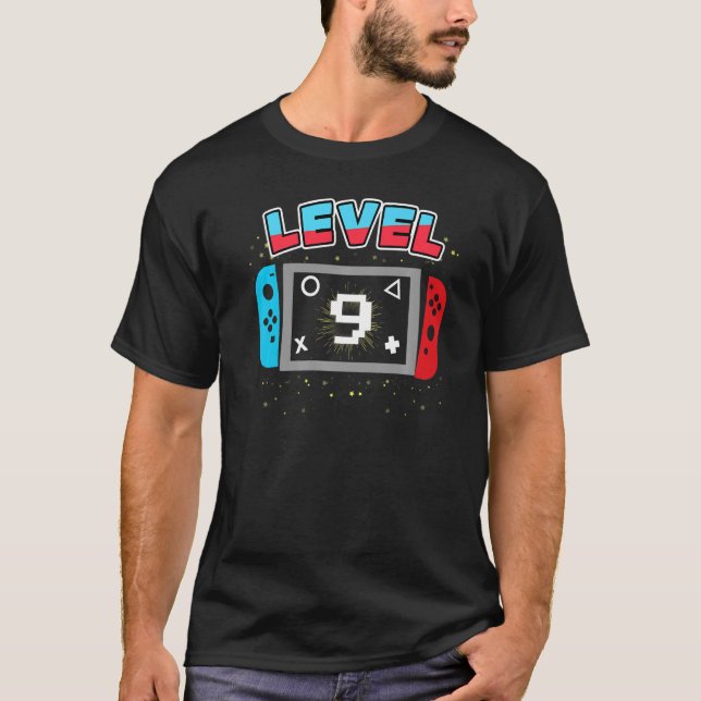9 års gammalt videospel på spelnivå 9 födelsedagsb t shirt (Framsida)